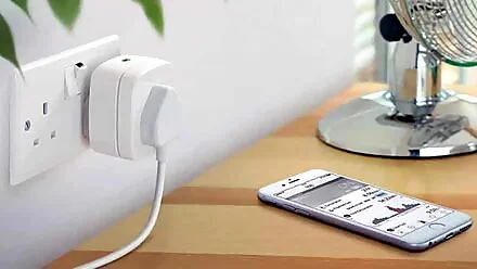 Ilustración sobre el uso de enchufes inteligentes en sistemas de automatización del hogar — reparamostvs.com